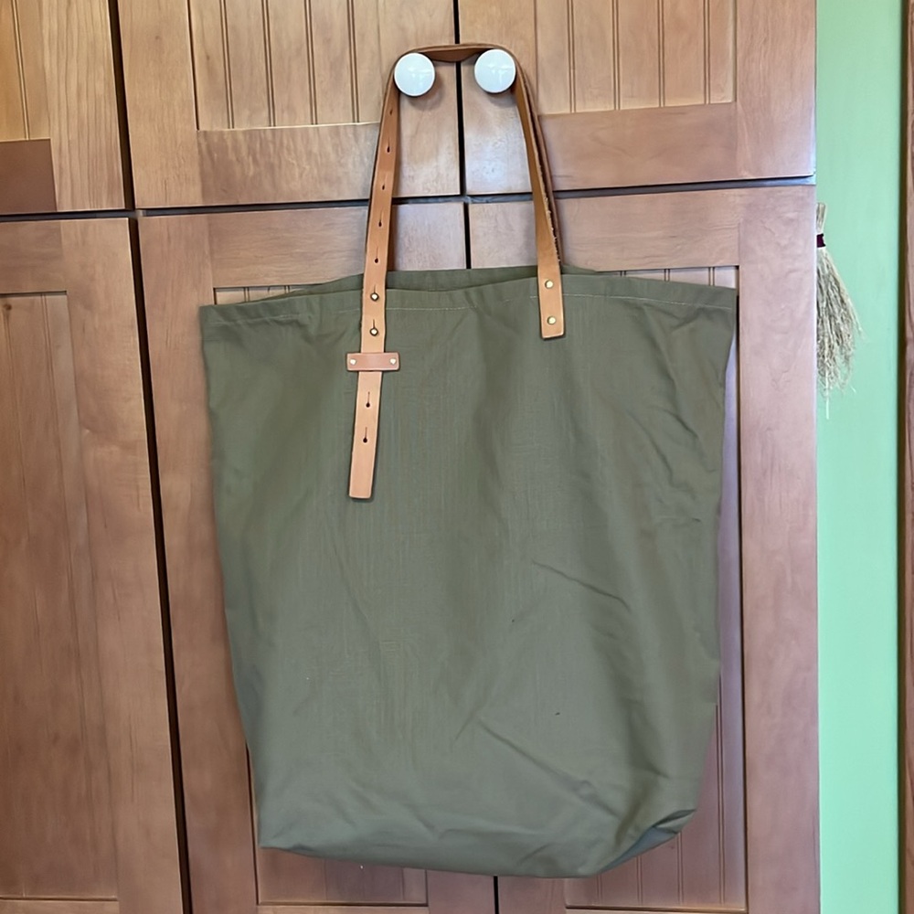 8.6.4. Adjustable olive tote bag - Picture 3 of 6